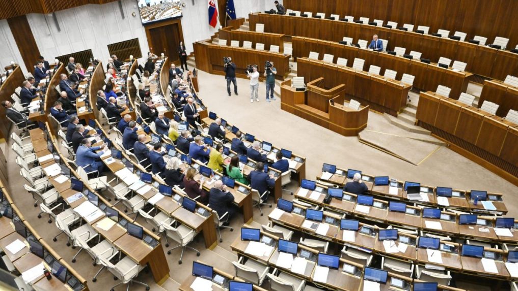 Na ilustračnej snímke parlament.