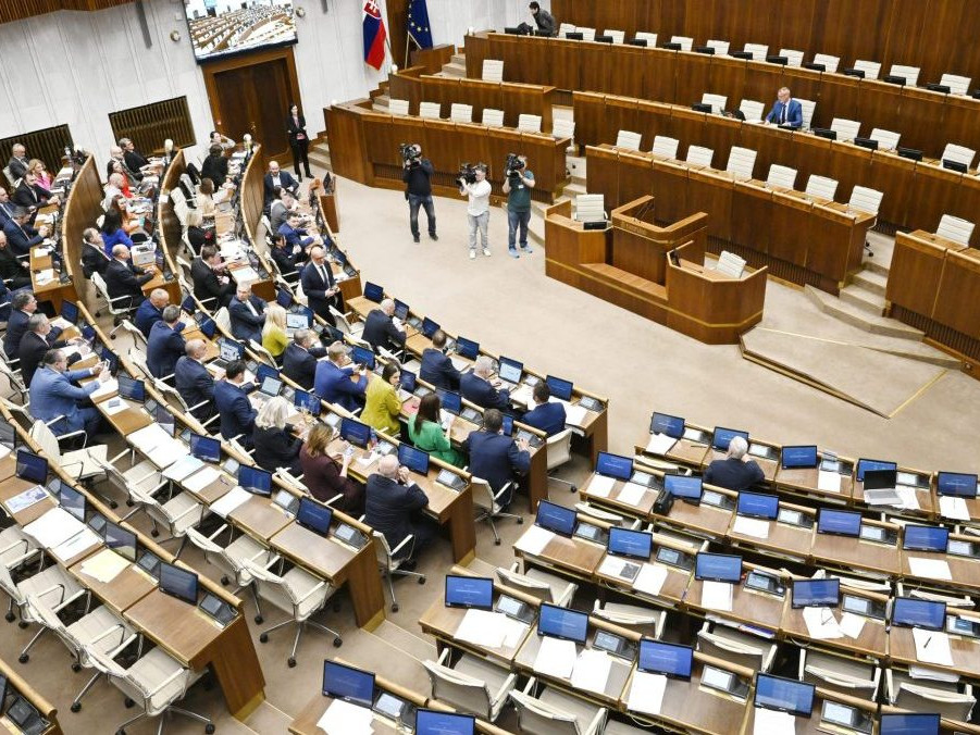 Na ilustračnej snímke parlament.