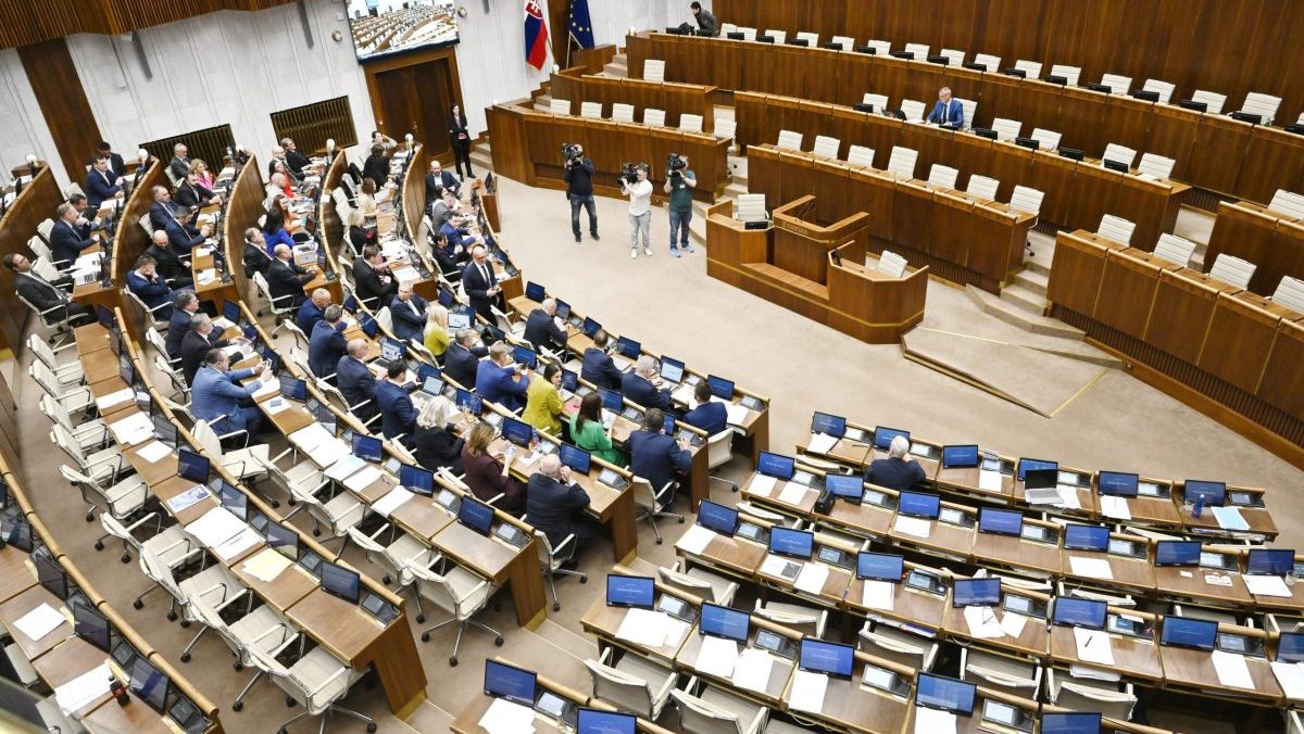 Voľby by podľa AKO vyhralo Progres&iacute;vne Slovensko. Do parlamentu by sa dostalo osem str&aacute;n a takmer aj SNS