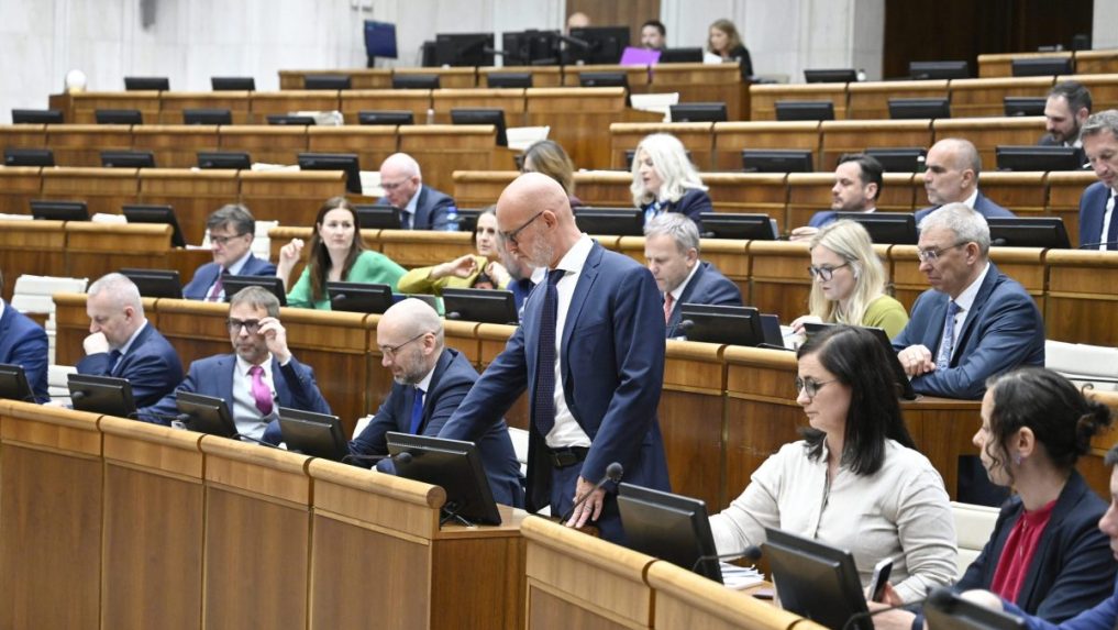 Na ilustračnej snímke poslanci v parlamente.