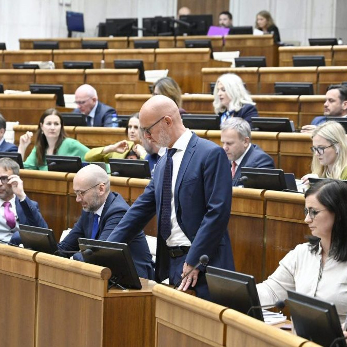 Na ilustračnej snímke poslanci v parlamente.