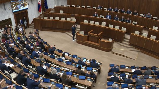 poslanci v parlamente