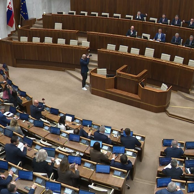 poslanci v parlamente