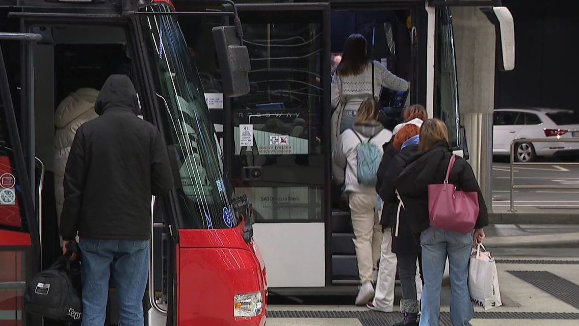 Konkurenčn&yacute; boj medzi dopravcami: Cestuj&uacute;ci z Bratislavy na letisko vo Viedni zaplatia za l&iacute;stky na autobus menej