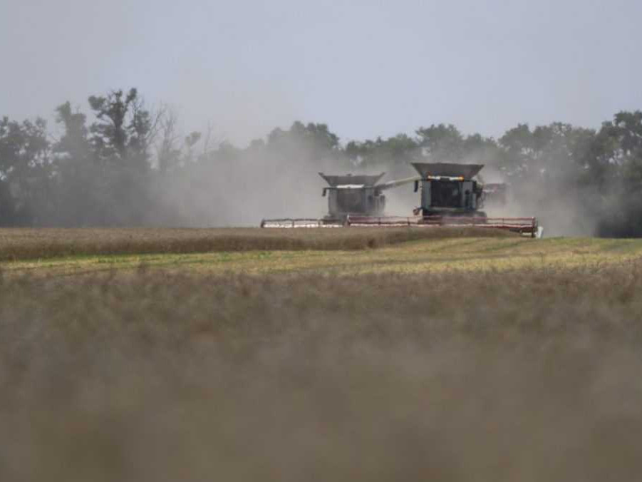 Na ilustračnej snímke kombajn počas žatvy.