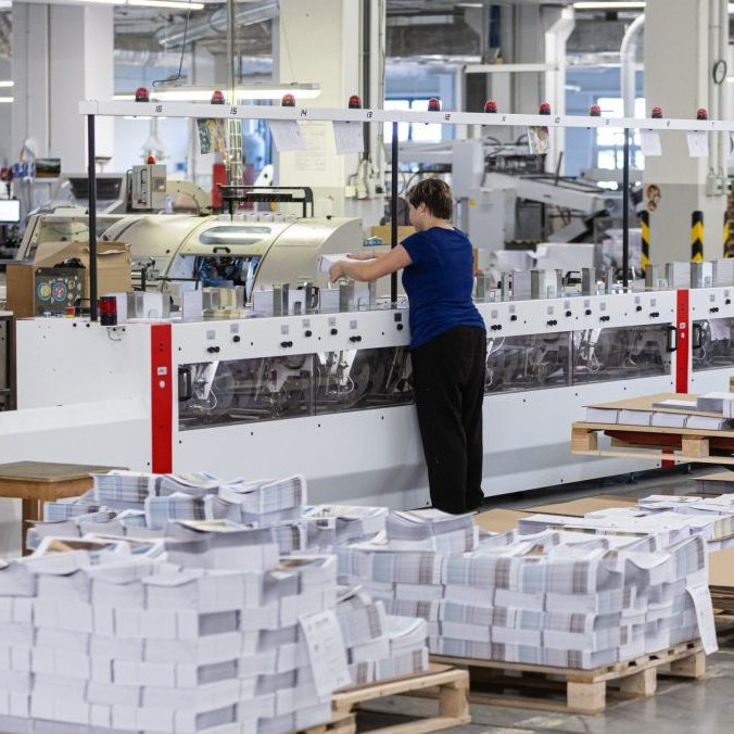 Na ilustračnej snímke zamestnankyňa vo výrobe.