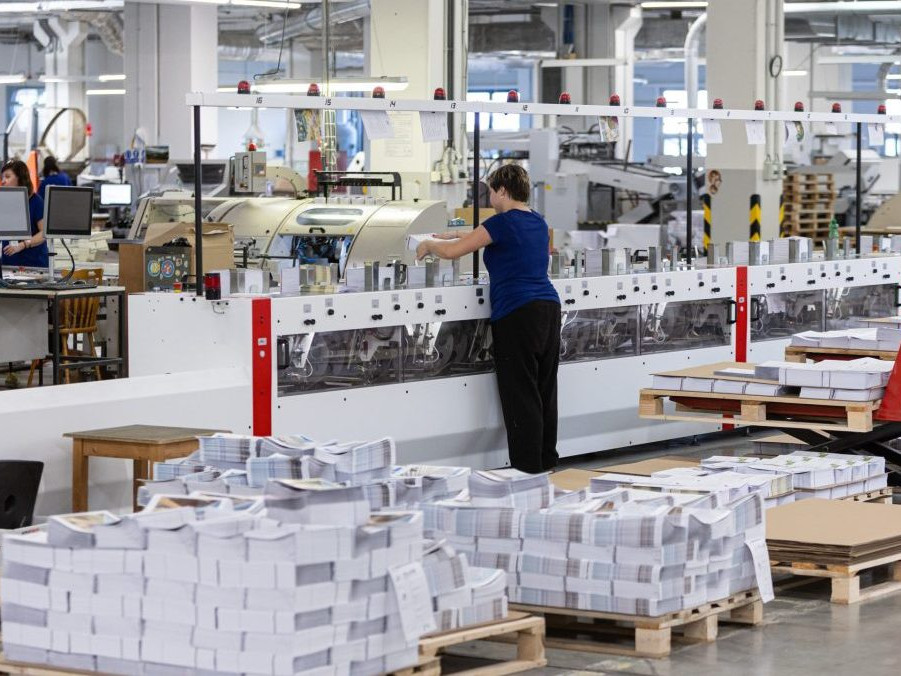 Na ilustračnej snímke zamestnankyňa vo výrobe.