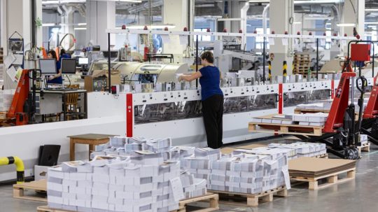 Na ilustračnej snímke zamestnankyňa vo výrobe.