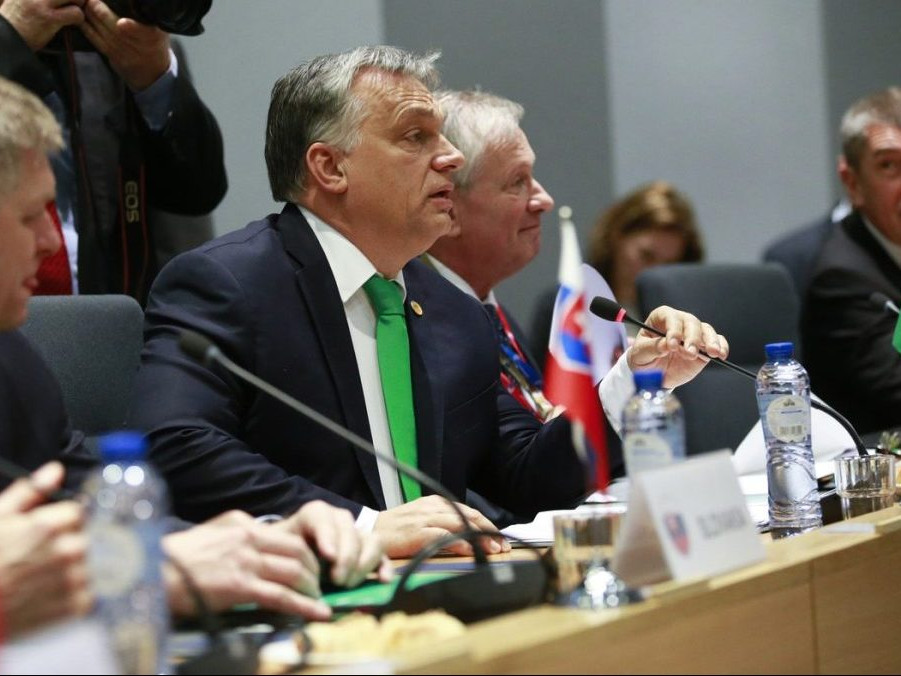 Na archívnej snímke Robert Fico, Viktor Orbán a Andrej Babiš.