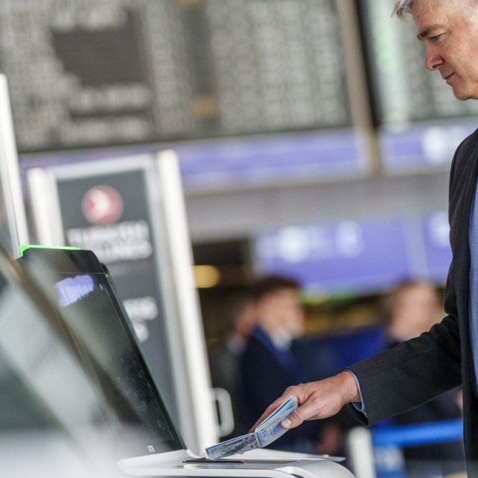Muž skenuje na letisku svoj pas.