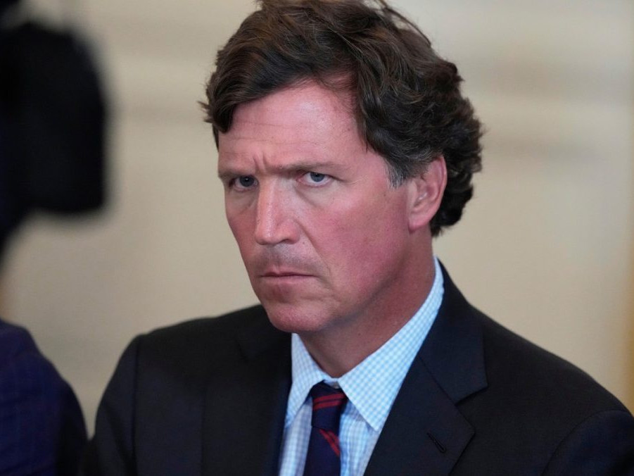 Známy komentátor Tucker Carlson sa ospravedlnil za podporu Donalda Trumpa vo voľbách: Zavádzal som ľudí