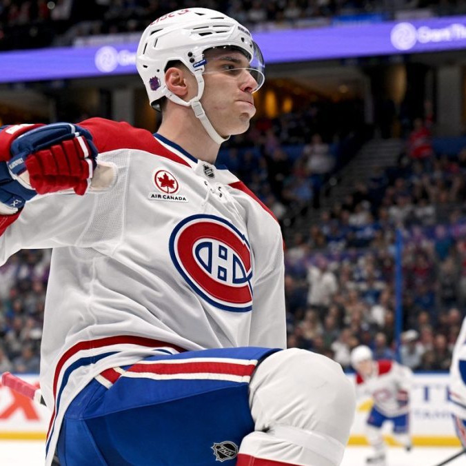 Juraj Slafkovský sa teší z gólu.