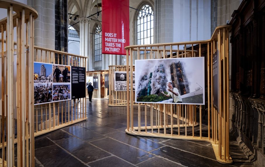 Na sn&iacute;mke v&yacute;stava fotiek.