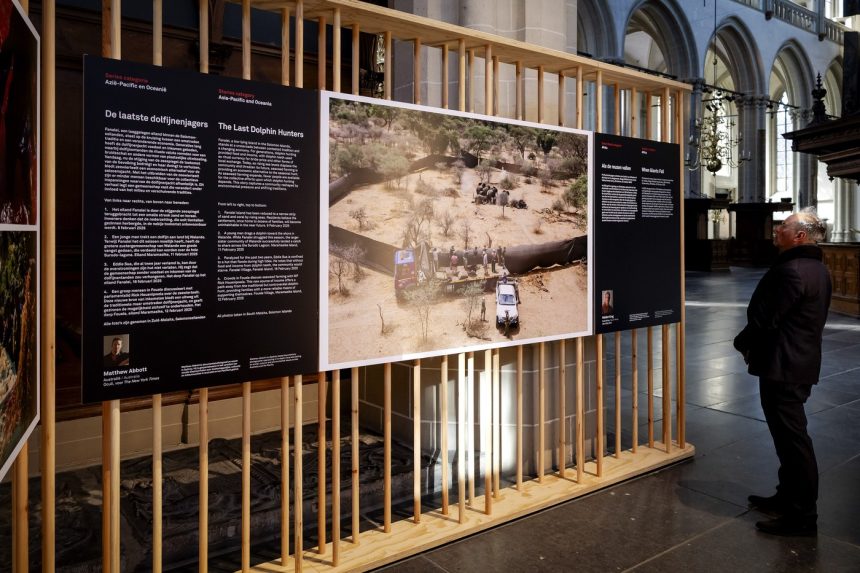 Na sn&iacute;mke v&yacute;stava fotiek.