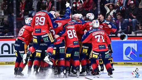 Čere&scaron;ň&aacute;k a Kelemen oslavuj&uacute;: Pardubice zdolali Třinec a po 14 rokoch oslavuj&uacute; zisk majstrovsk&eacute;ho titulu