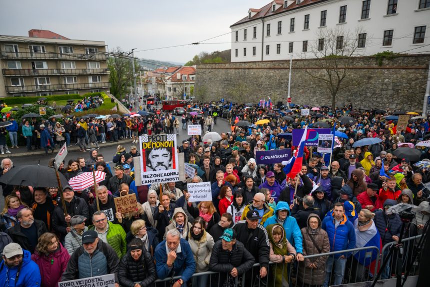 Na sn&iacute;mke protest pred budovou NRSR.