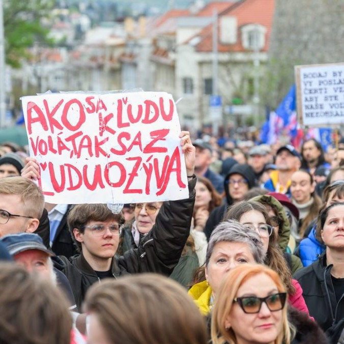 Na snímke protest pred budovou NRSR.