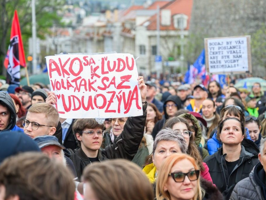 Na snímke protest pred budovou NRSR.