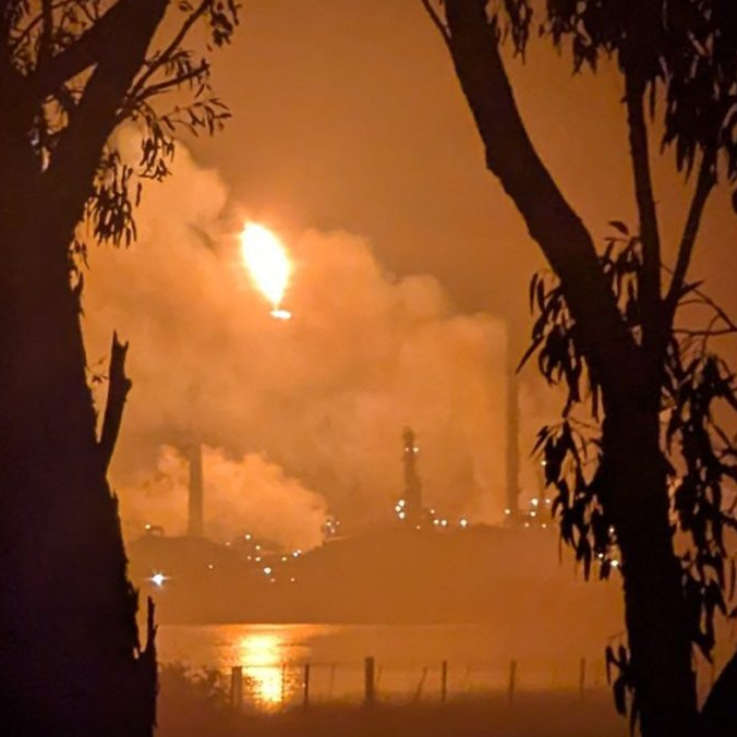 Na snímke požiar rafinérie v Austrálii.