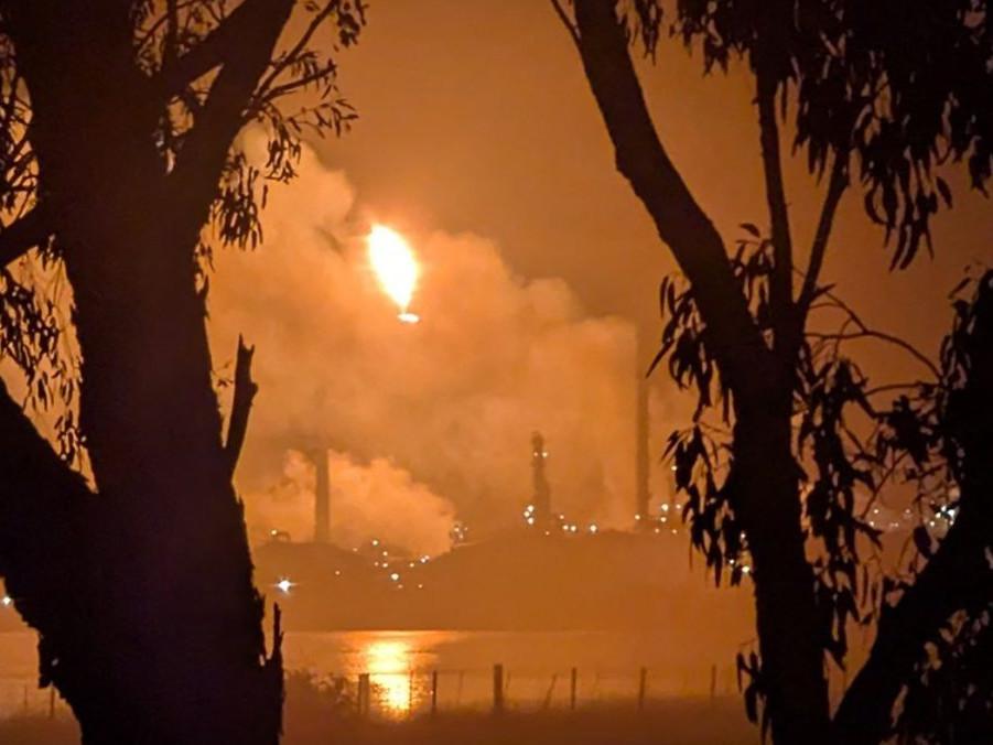 Na snímke požiar rafinérie v Austrálii.