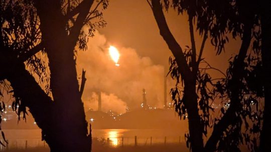 Na snímke požiar rafinérie v Austrálii.