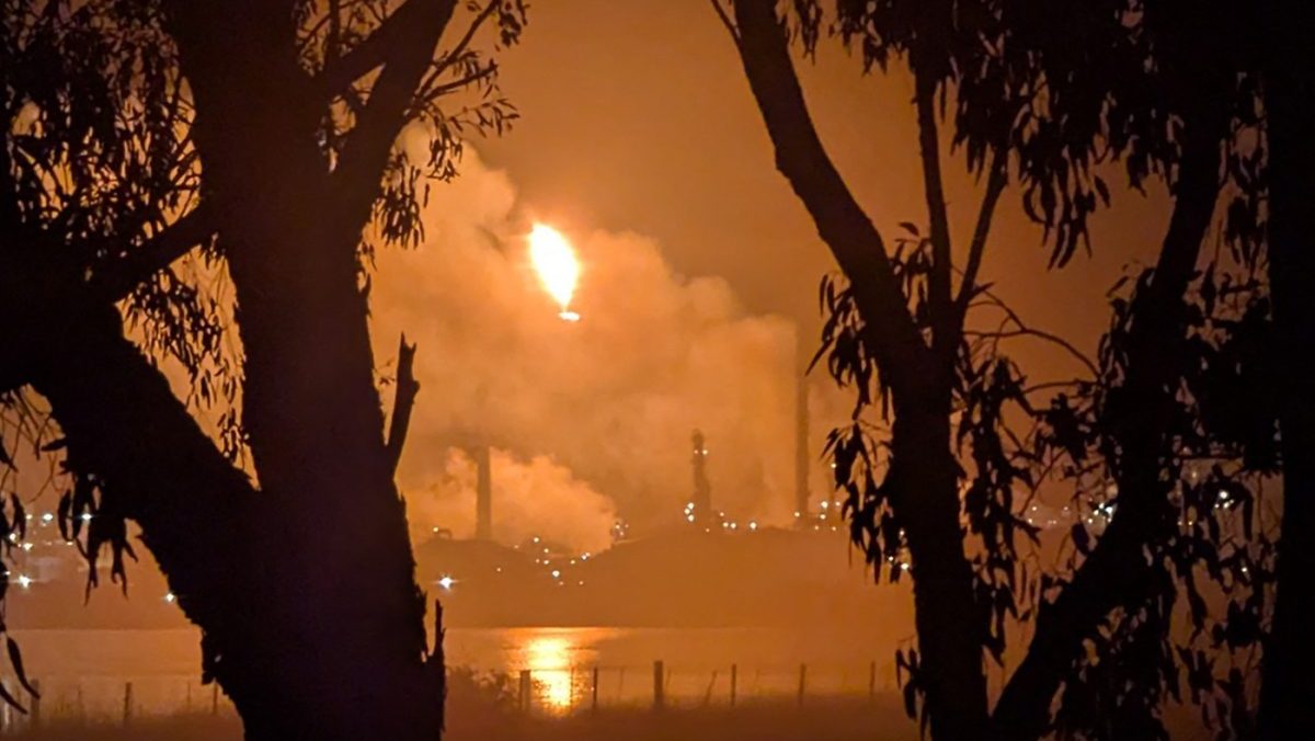 VIDEO: Austr&aacute;lsku rafin&eacute;riu zachv&aacute;til rozsiahly požiar, plamene &scaron;ľahali do v&yacute;&scaron;ky desiatok metrov