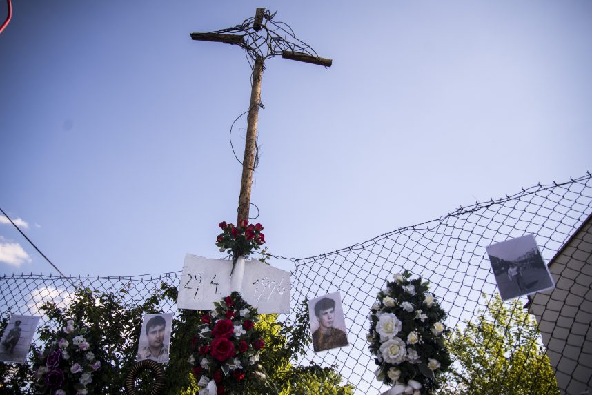 Na sn&iacute;mke pam&auml;tn&yacute; kr&iacute;ž.