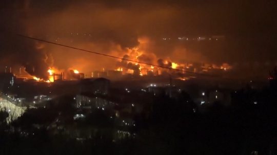 Na snímke požiar ruskej rafinérie.