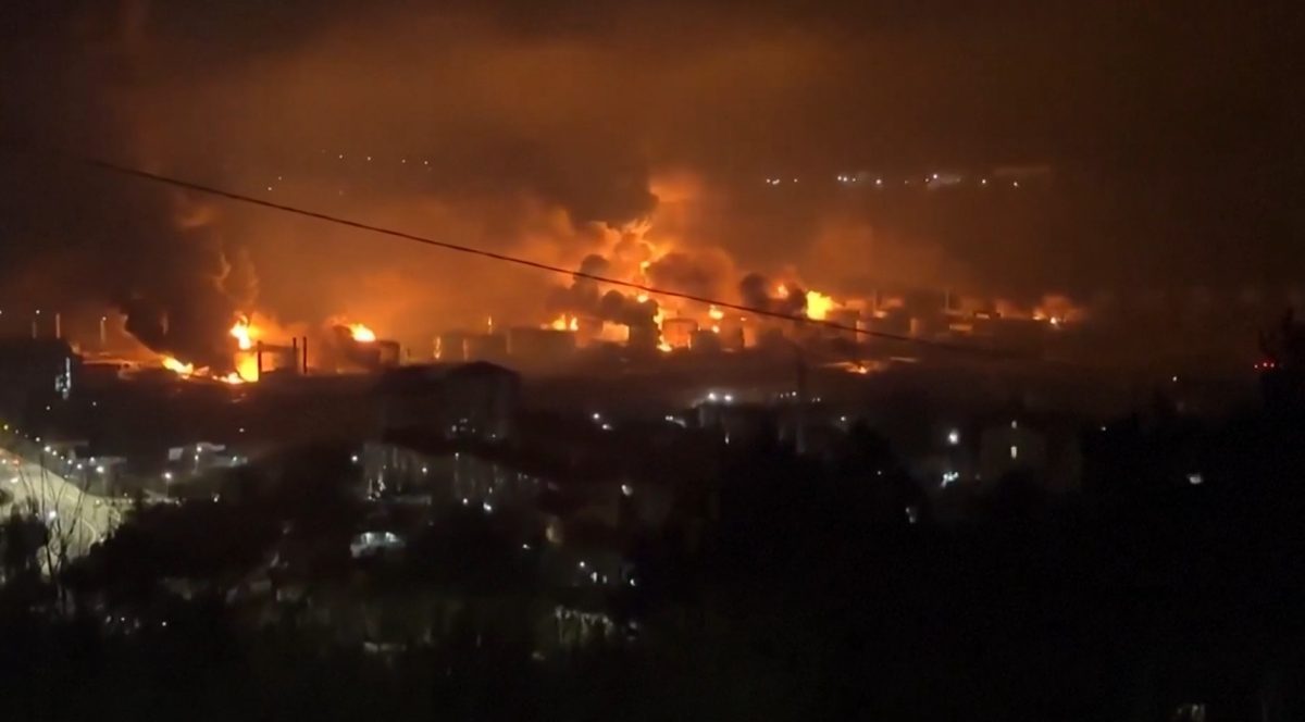 Ukrajina dronmi za&uacute;točila na rusk&uacute; ropn&uacute; rafin&eacute;riu. Na mieste vypukol rozsiahly požiar, hl&aacute;sia aj obeť