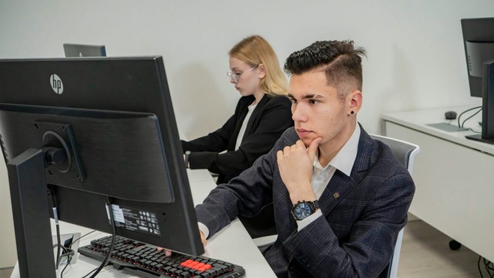 pracujúci za počítačom