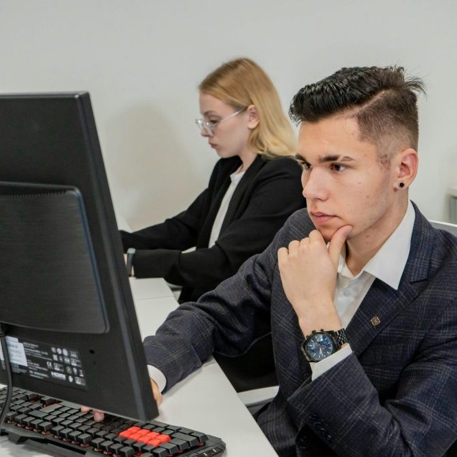 pracujúci za počítačom