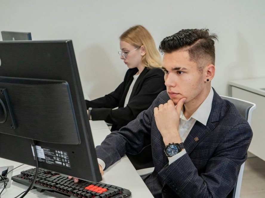 pracujúci za počítačom