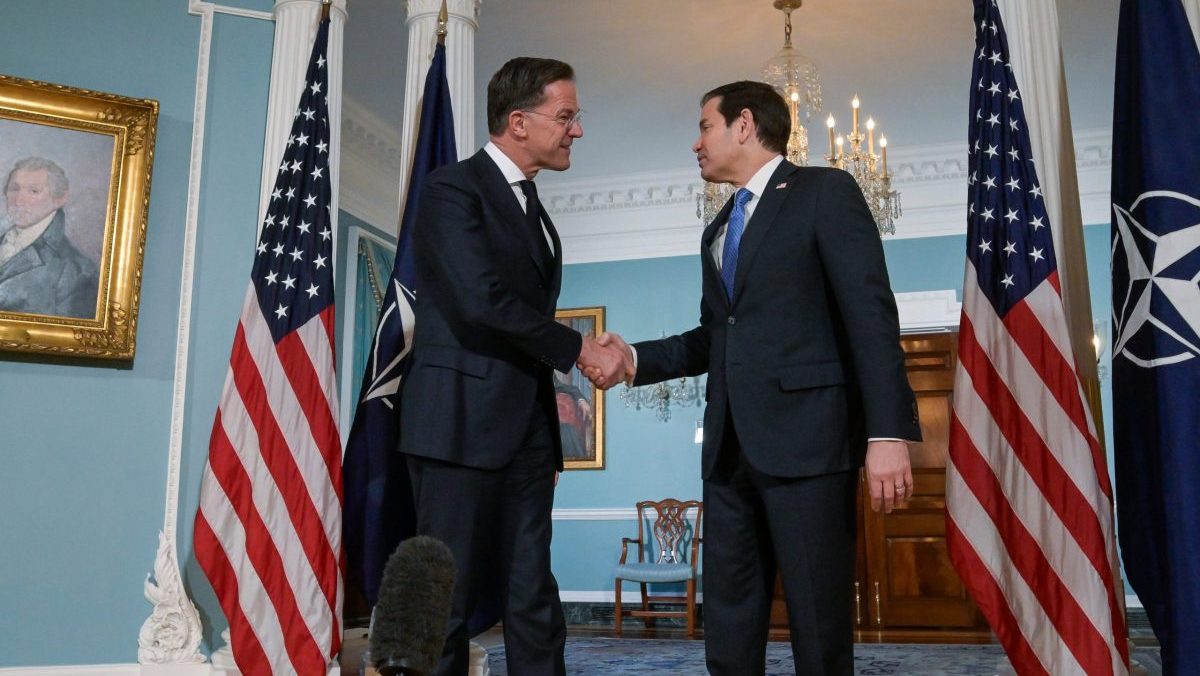 Mark Rutte sa v USA snaž&iacute; zabr&aacute;niť rozpadu NATO, p&iacute;&scaron;e Politico