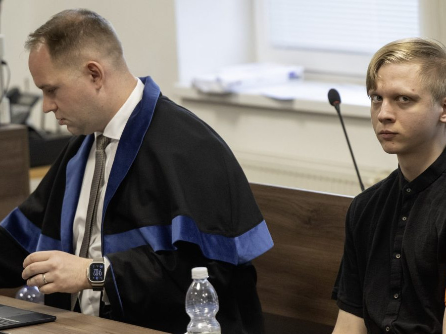 Na snímke Samuel S. počas pojednávania.