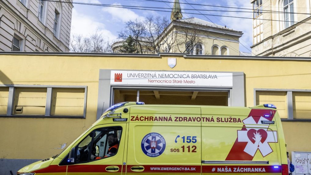 sanitka pred nemocnicou