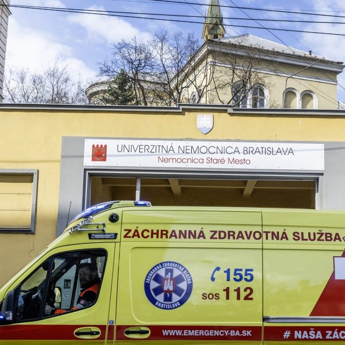 sanitka pred nemocnicou