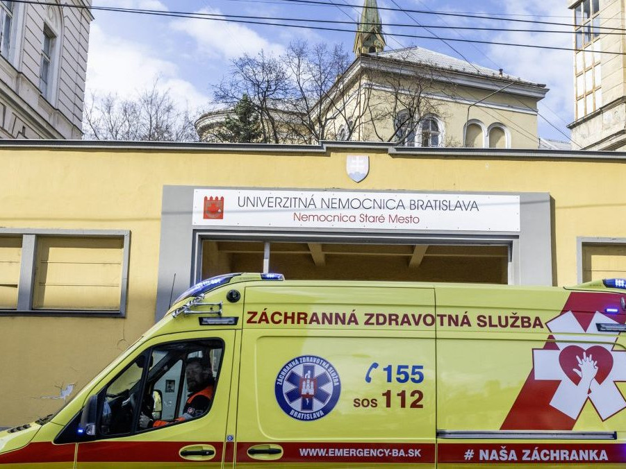 sanitka pred nemocnicou