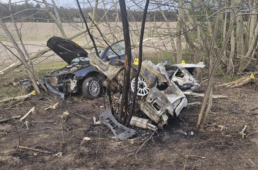 Zomreli dvaja ľudia, tri osoby utrpeli zranenia.