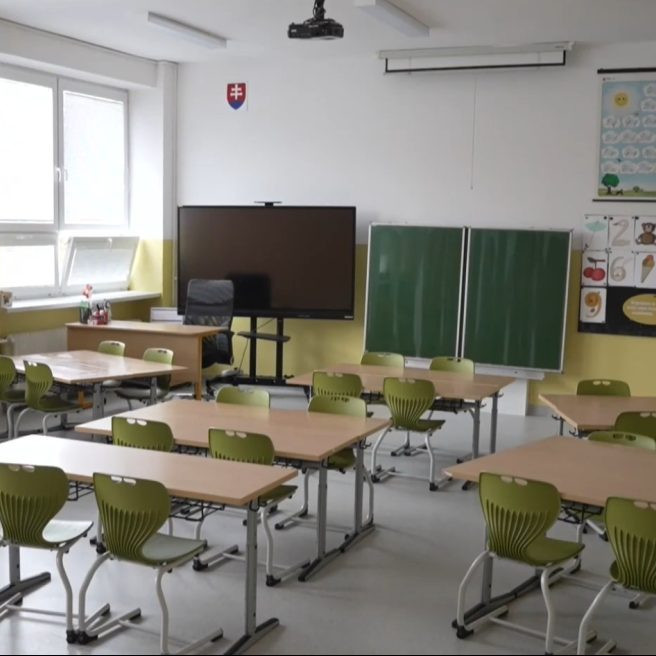 Na ilustračnej snímke prázdna školská trieda.
