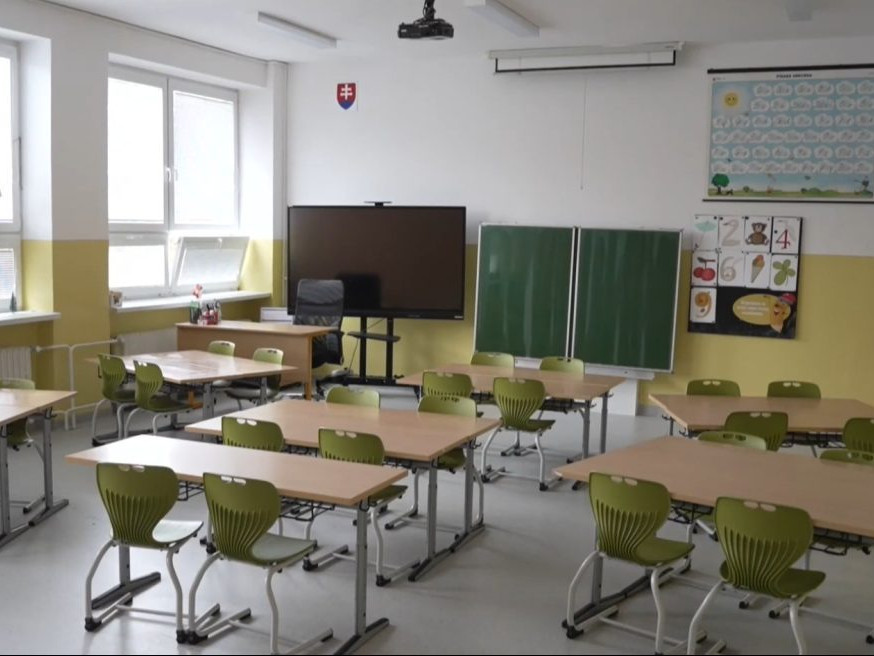 Na ilustračnej snímke prázdna školská trieda.