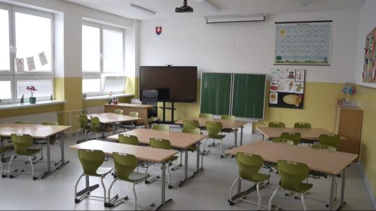 Na ilustračnej snímke prázdna školská trieda.