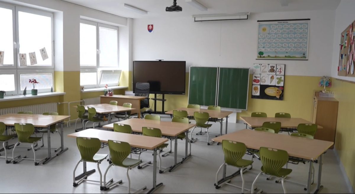 Pr&iacute;platky či riaditeľsk&eacute; voľno: &Scaron;koly sa nevedia rozhodn&uacute;ť, ak&yacute; postup zvoliť 8. m&aacute;ja, chaos maj&uacute; aj rodičia