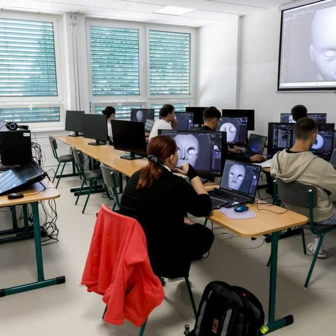 Na ilustračnej snímke učiteľ a študenti v triede.