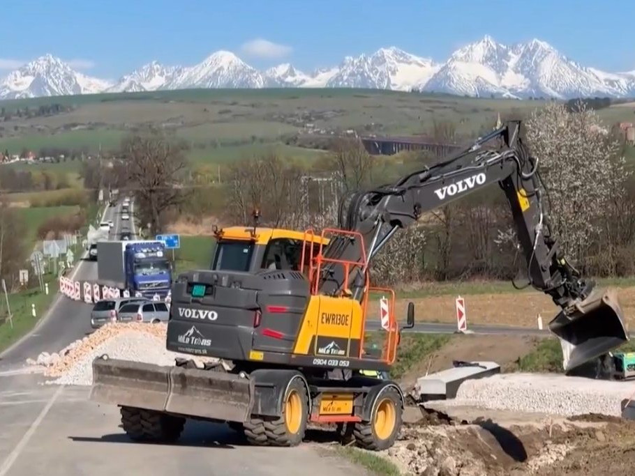 stavebné stroje sa zahryzli do práce
