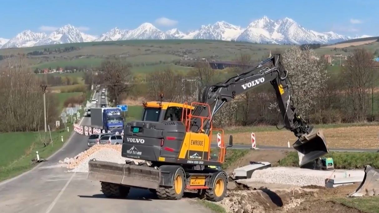 Probl&eacute;mov&uacute; križovatku v Spi&scaron;skom &Scaron;tvrtku prestavaj&uacute; na kruhov&yacute; objazd, kami&oacute;ny dočasne presmeruj&uacute;