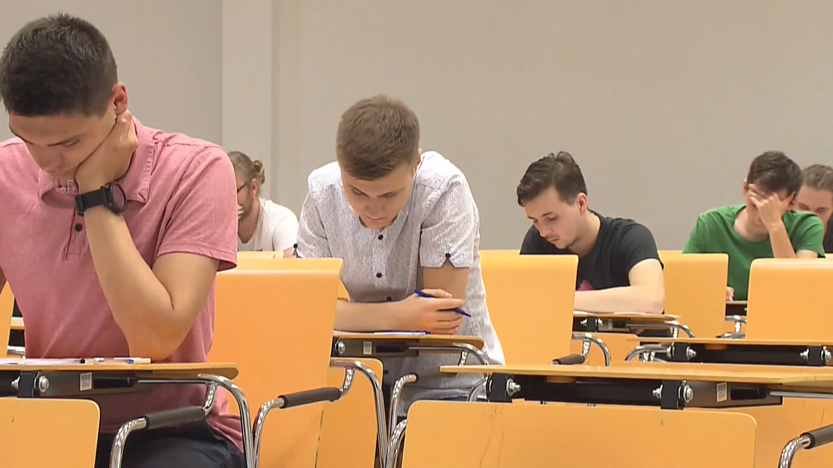 Slovensko je prvou krajinou v strednej Eur&oacute;pe, ktor&aacute; pon&uacute;ka vysoko&scaron;kol&aacute;kom možnosť ukončiť &scaron;t&uacute;dium z&aacute;verečnou st&aacute;žou