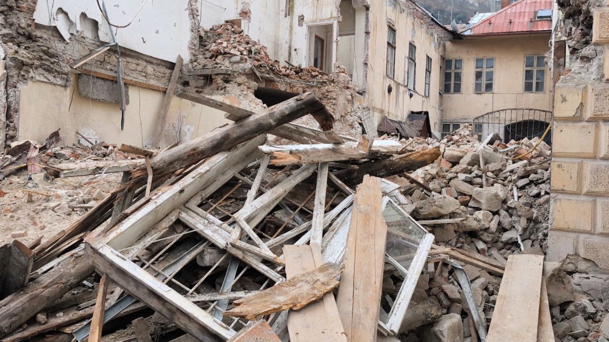 Zb&uacute;ran&uacute; pamiatku v Trenč&iacute;ne m&aacute; jej majiteľ postaviť nanovo. Použiť v&scaron;ak mus&iacute; tehly, ktor&eacute; ostali po zboren&iacute;