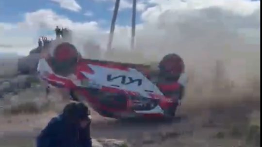 Tragédia na rely: Auto vletelo do divákov, nehoda si vyžiadala život jedného z nich