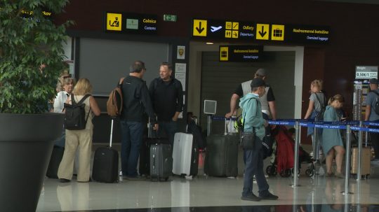 cestujúci na letisku