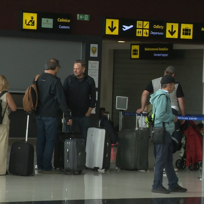 cestujúci na letisku